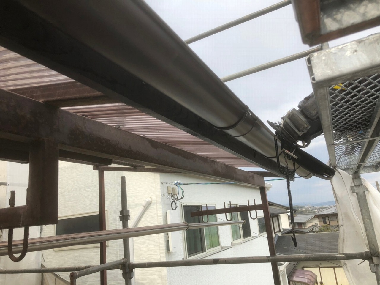 奈良市中山町で新しい波板屋根に雨樋設置